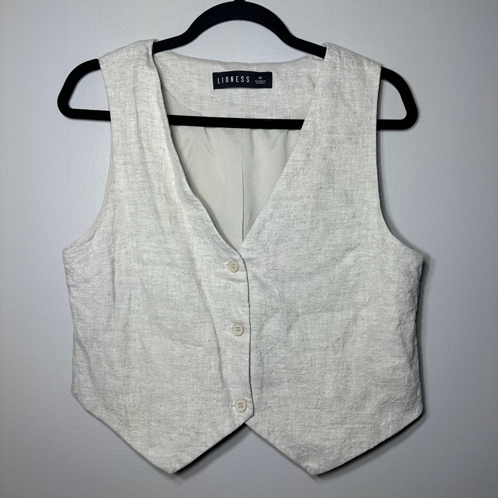 Lioness women’s vest size medium. Designed in Australia. 60% Ramie. 40% cotton
